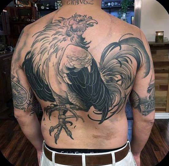 背部华丽的黑白大公鸡个性纹身图案