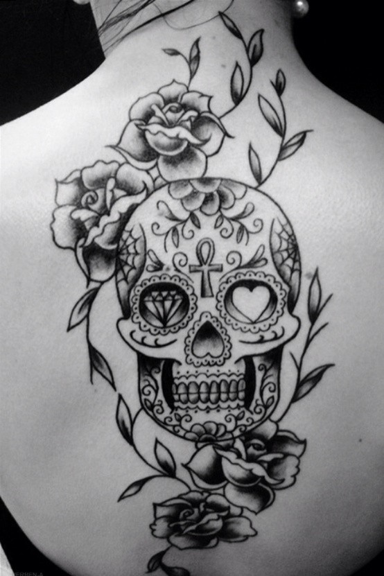 黑色的玫瑰与骷髅背部纹身图案