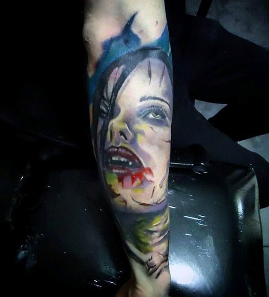 手臂简单设计的彩色血腥吸血鬼女子纹身图案