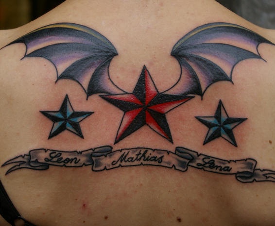 背部星星与蝙蝠翅膀纹身图案