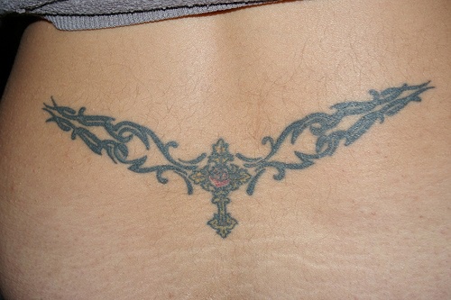 腰部红心十字架与黑色藤蔓纹身图案