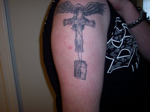 手臂上的鹰和十字架纹身图案