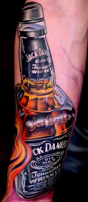 手臂非常逼真的五彩威士忌瓶子纹身图案