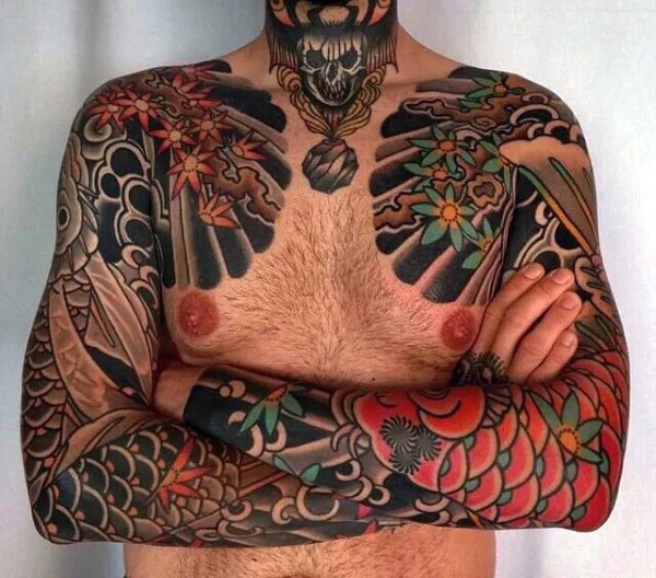 手臂亚洲风格的彩色鲤鱼花卉纹身图案