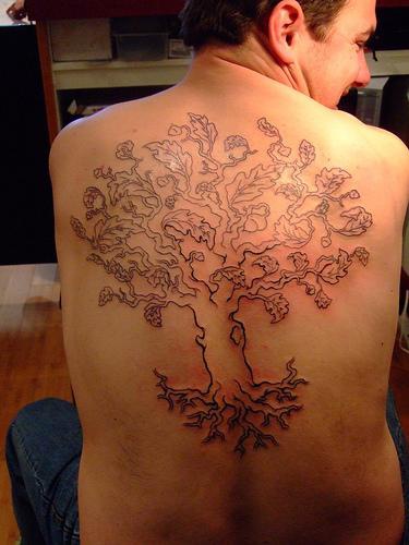 整个背部非常大的树纹身图案