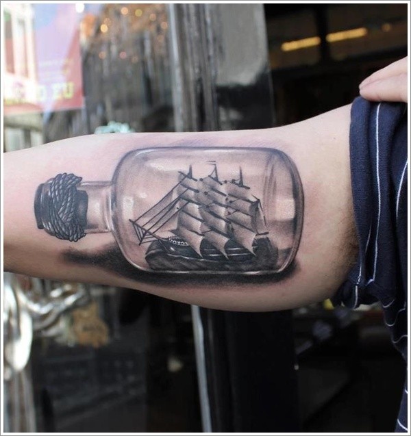 手臂一个密封的瓶子和帆船纹身图案