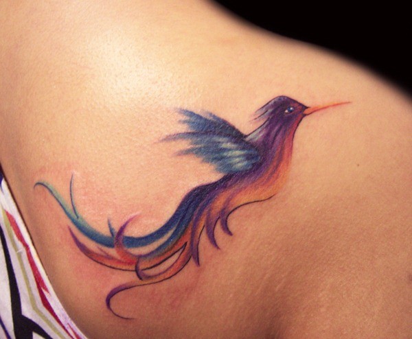 肩部漂亮的彩色小鸟纹身图案