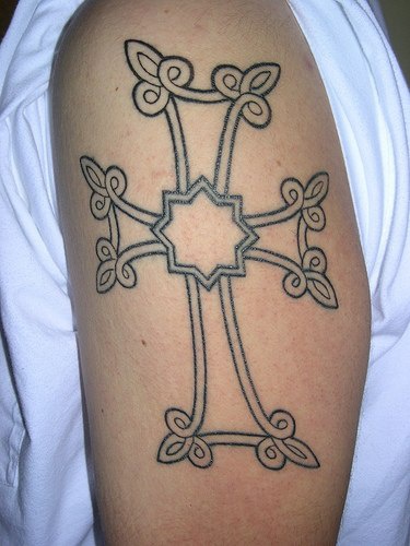 手臂黑色线条的花纹十字架纹身图案