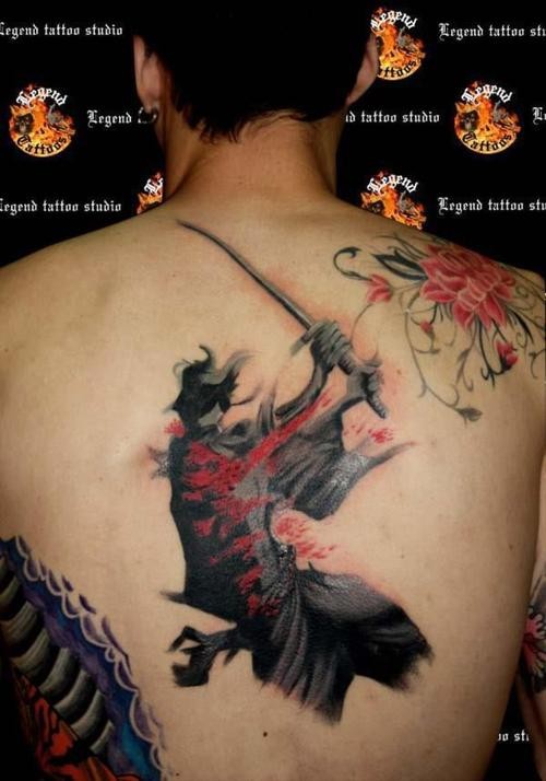 背部奇妙的水彩画风格日本武士纹身图案