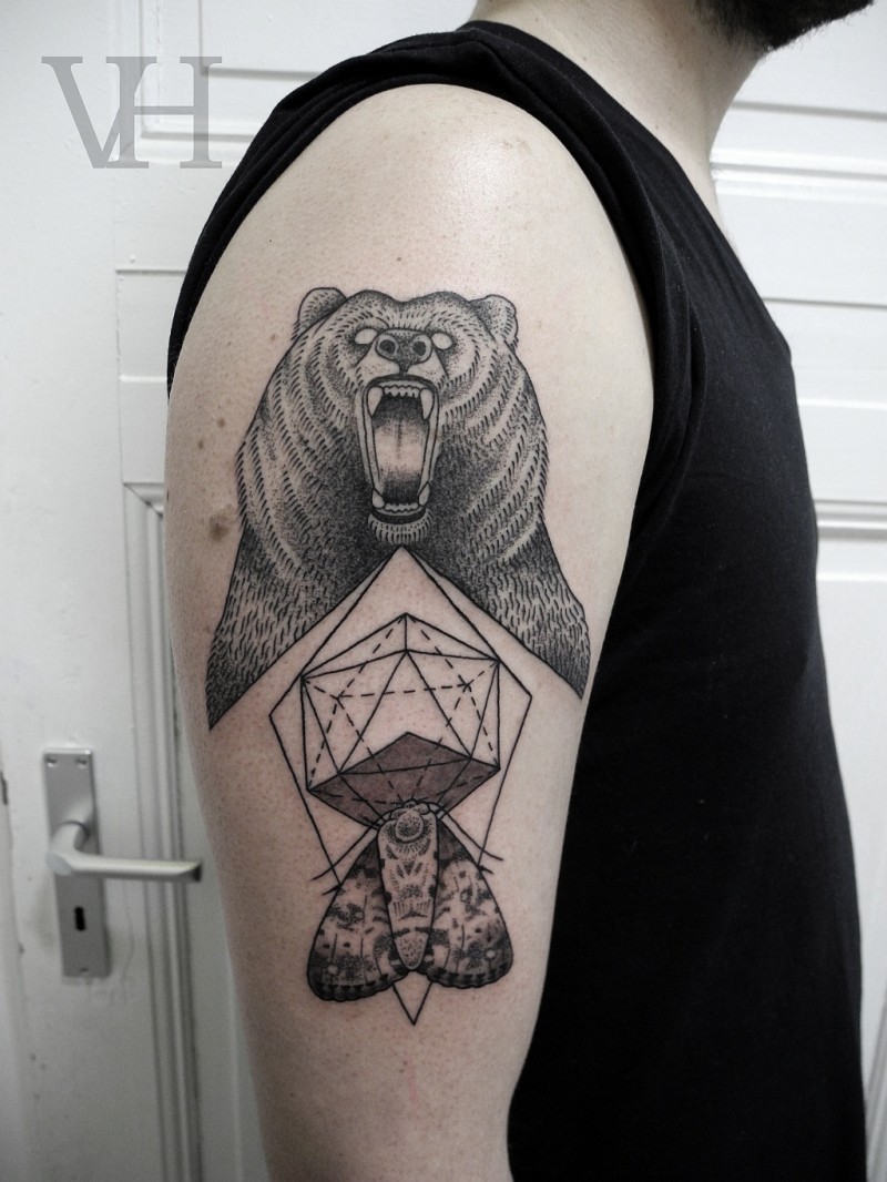 男性手臂雕刻风格黑色线条蝴蝶和熊纹身图案