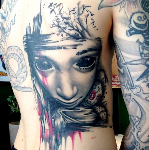 背部可怕的神秘恐怖女孩肖像与巫毒娃娃纹身图案