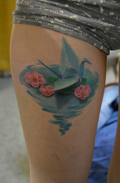 大腿彩色水面纸鹤与莲花纹身图案