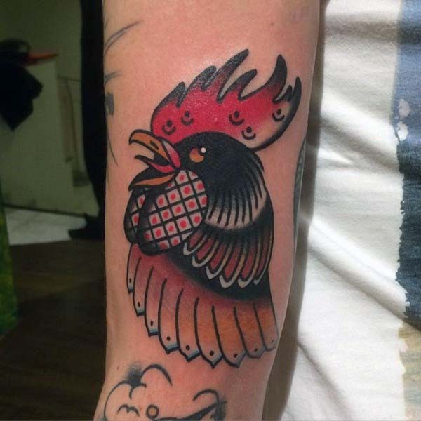 手臂old school彩色的公鸡头部纹身图案