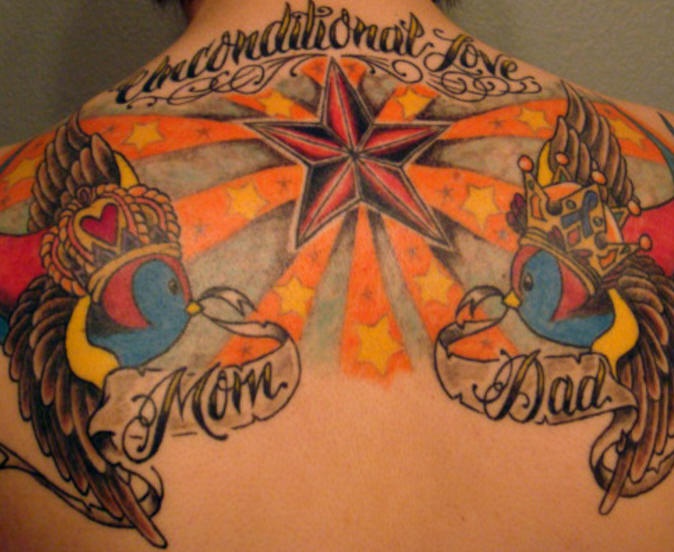 背部彩色星星和小鸟皇冠纹身图案