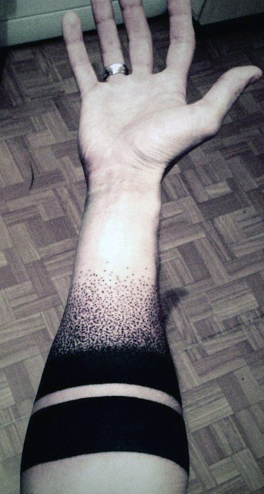 手臂简单个性黑色的点刺手环纹身图案