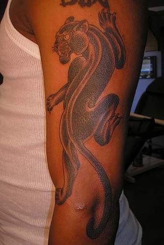 手臂上爬行的黑豹纹身图案