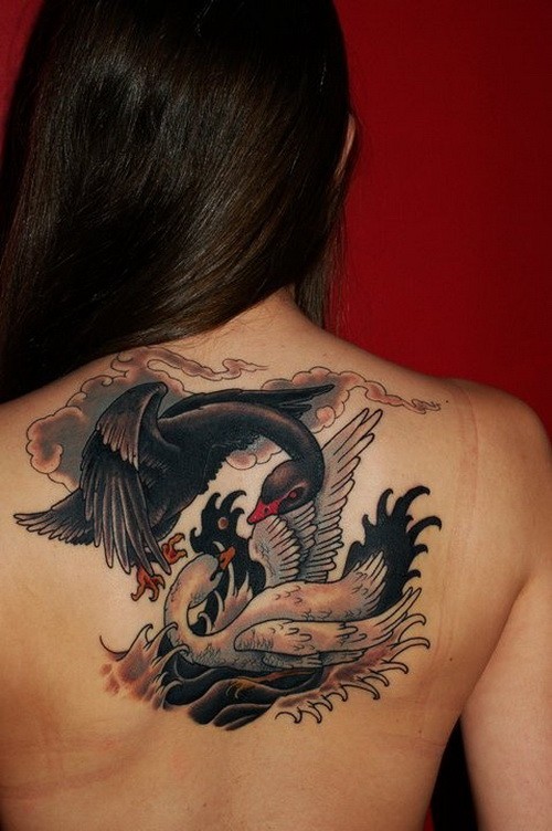 背部战斗的白天鹅和黑天鹅纹身图案