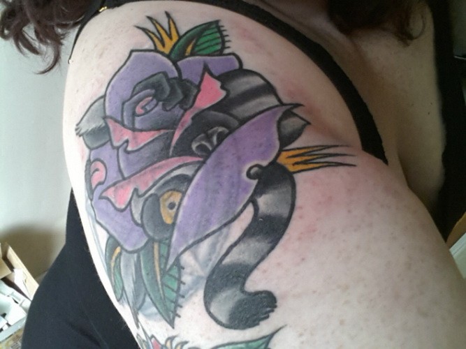 手臂有趣的狐猴和紫色玫瑰纹身图案