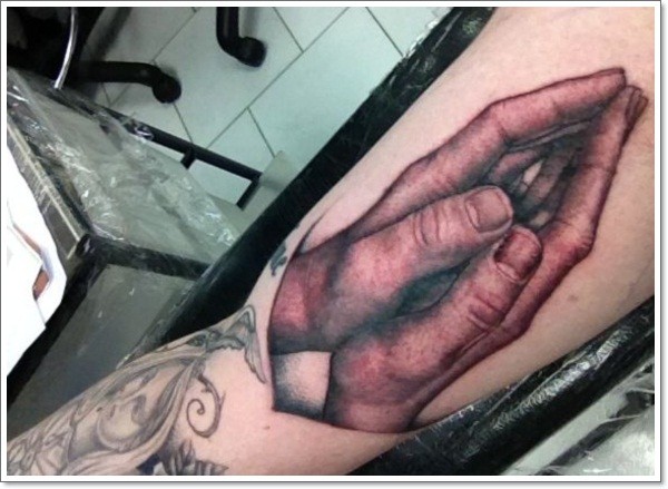 手臂非常逼真彩绘祈祷之手纹身图案
