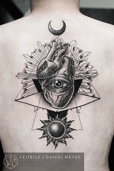 背部神秘的黑白几何心脏太阳纹身图案