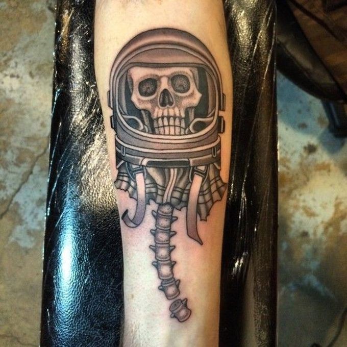 小臂雕刻风格黑色令人毛骨悚然的宇航员骨架纹身图案