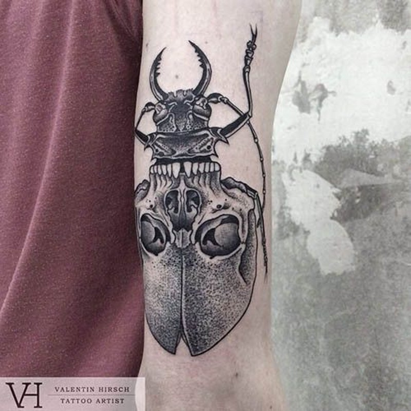 手臂点刺半骷髅半昆虫结合纹身图案