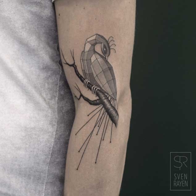 手臂树枝与几何组成的小鸟纹身图案