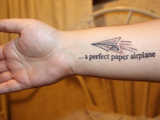 手臂纸飞机和英文字母纹身图案