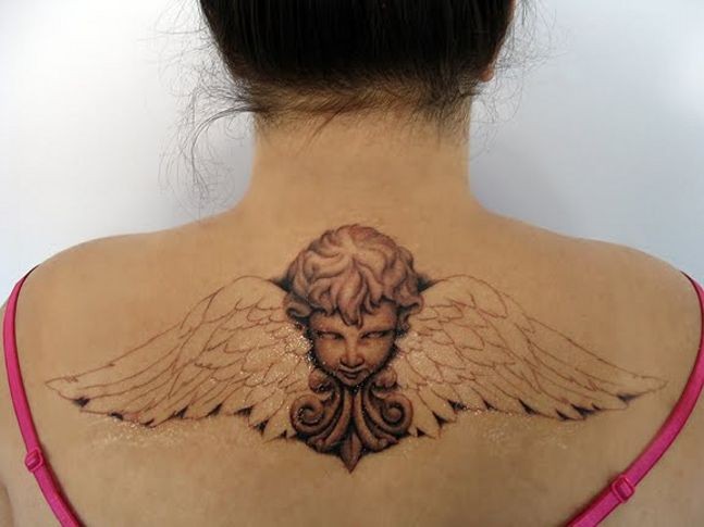 背部可爱的小天使与翅膀纹身图案