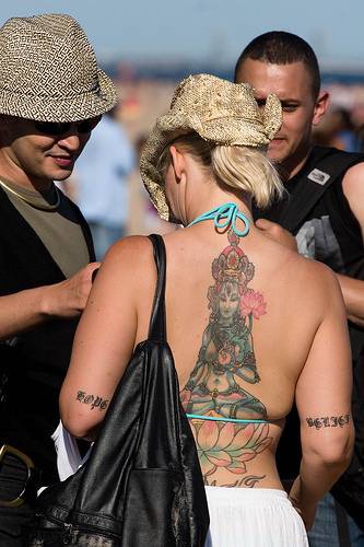 女生背部佛像与莲花座彩色纹身图案