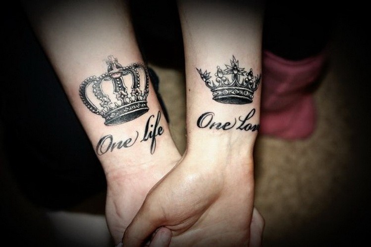 情侣手腕精美的皇冠和英文字母纹身图案
