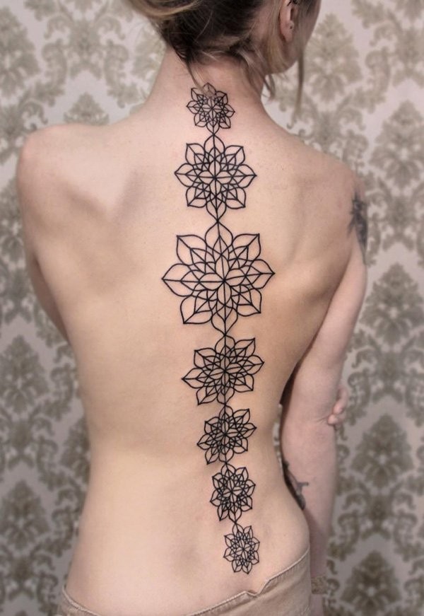 女生背部黑色简单的各种几何花卉纹身图案