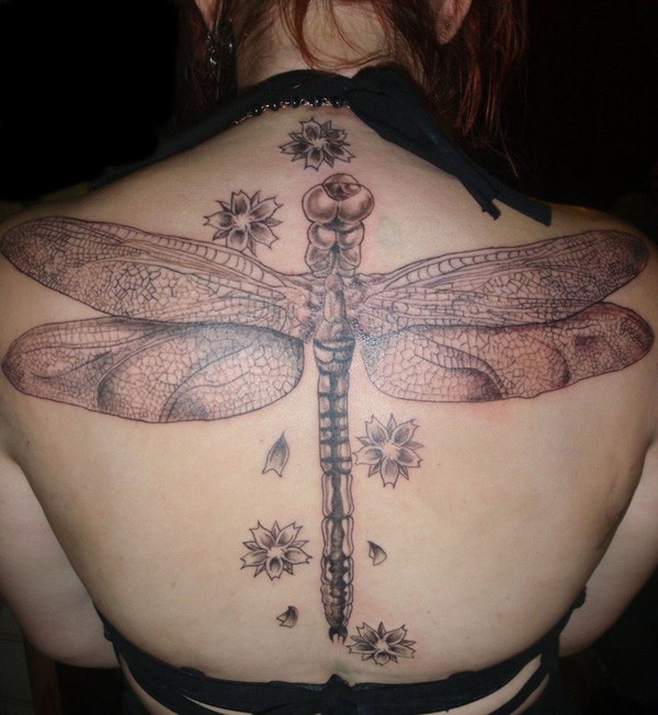 背部精致的蜻蜓和花朵纹身图案