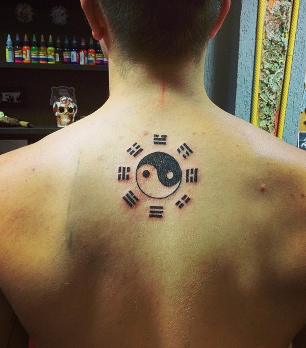 背部黑色的传统阴阳八卦符号纹身图案