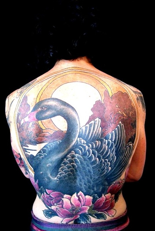 背部大型精彩的彩绘天鹅阳光和花朵纹身图案