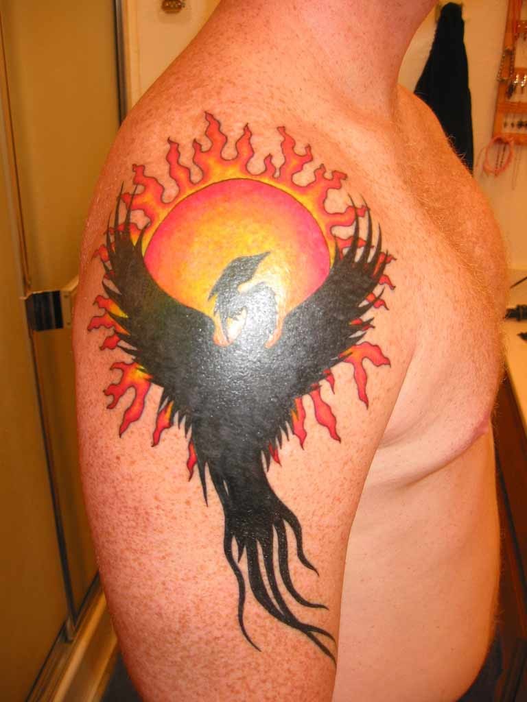 大臂黑色凤凰和红色太阳纹身图案