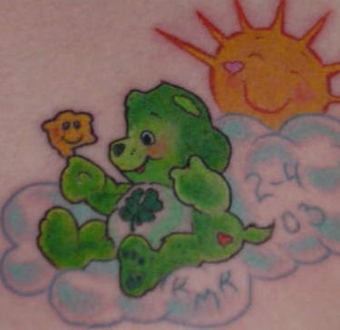 云朵上的绿色熊与太阳卡通纹身图案