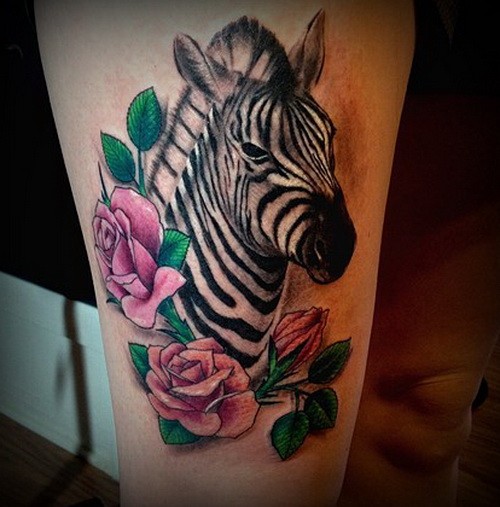 大腿彩色的斑马头和粉红色玫瑰花纹身图案