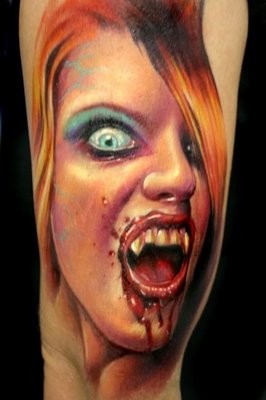 手臂逼真的彩绘血腥女吸血鬼纹身图案