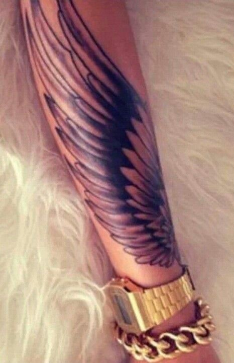 手臂上的幻想世界黑白小翅膀纹身图案