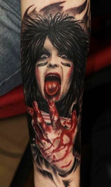 手臂恐怖风格的血腥疯狂女人纹身图案