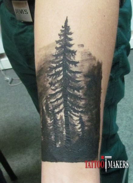 手臂神秘的黑色树林纹身图案
