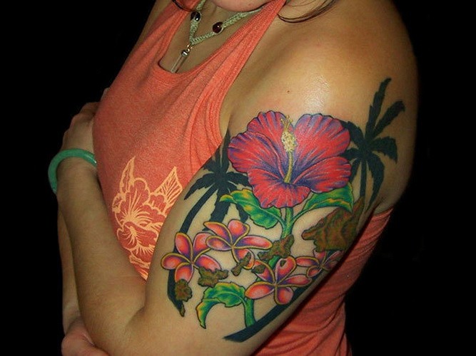大臂很酷的多彩异国花卉和棕桐树纹身图案