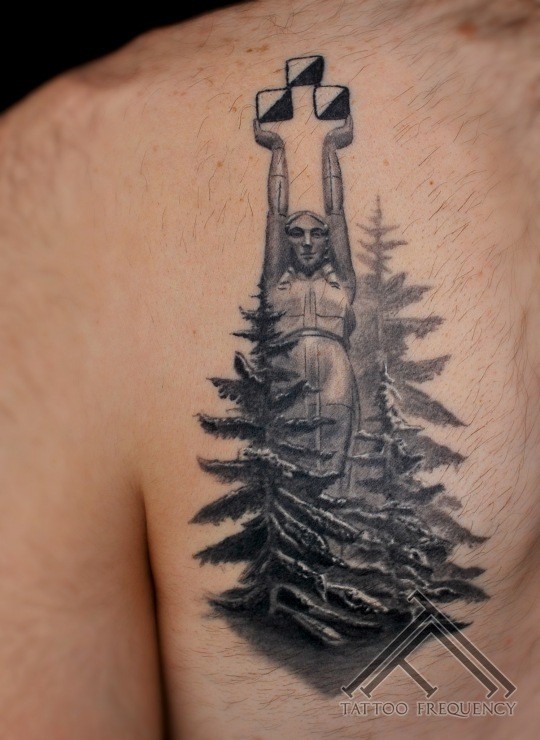 胸部经典的黑色森林大雕像纹身图案