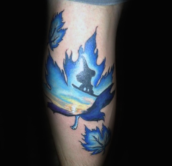 小腿滑雪板色和蓝色的枫叶纹身图案