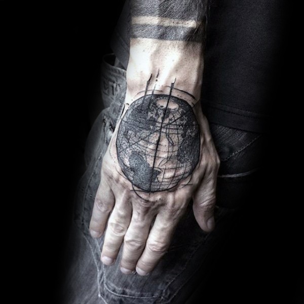 手背素描风格黑色地球纹身图案