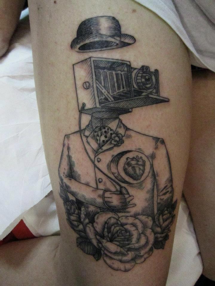 大腿黑色人体与旧相机和帽子纹身图案