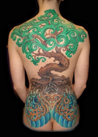 背部象征性彩色大树纹身图案