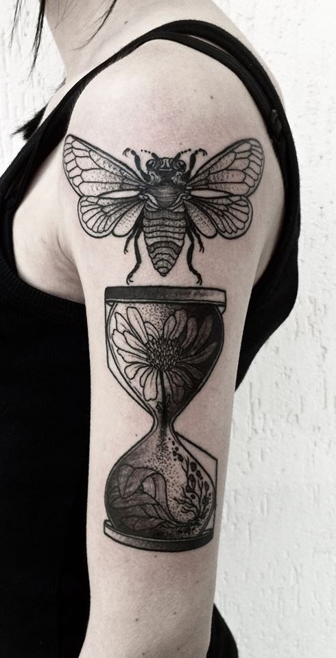 手臂雕刻风格黑色蜜蜂与沙漏花朵纹身图案