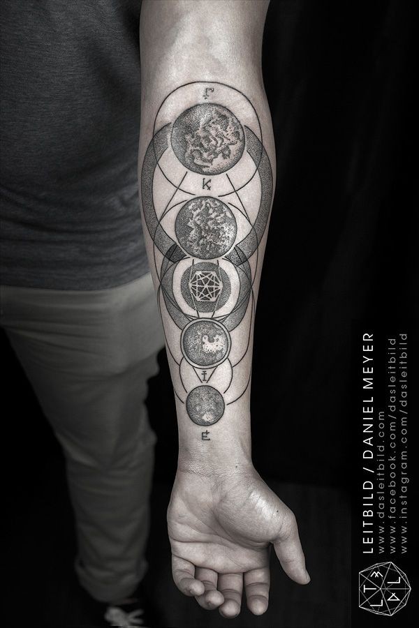 手臂行星和几何符号点刺纹身图案